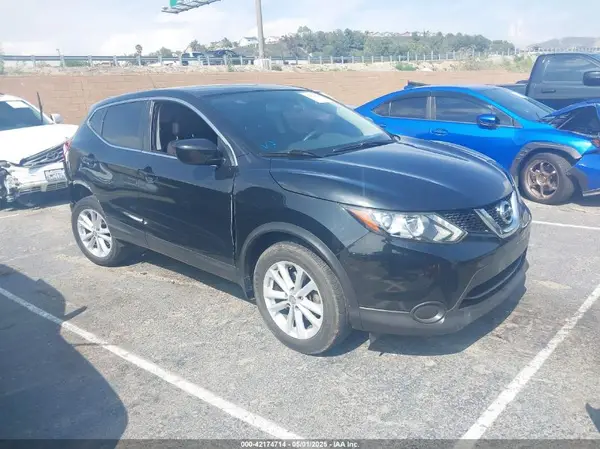 JN1BJ1CP6HW021810 2017 NISSAN ROGUE - Image 1