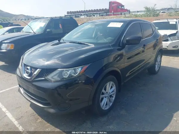 JN1BJ1CP6HW021810 2017 NISSAN ROGUE - Image 2
