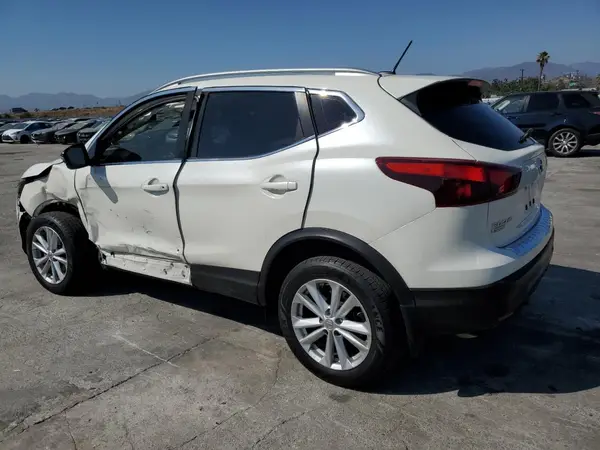 JN1BJ1CP6JW105714 2018 NISSAN ROGUE - Image 2