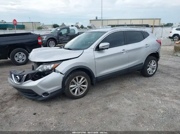 JN1BJ1CP7HW025588 2017 NISSAN ROGUE - Image 2