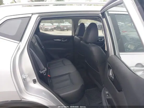 JN1BJ1CP7HW033707 2017 NISSAN ROGUE - Image 8