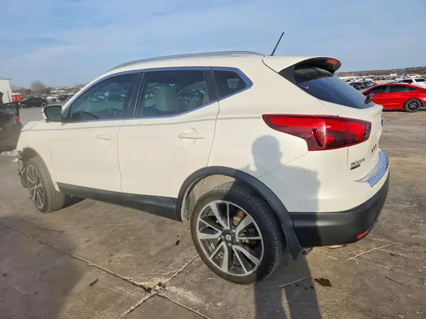 JN1BJ1CP7JW153688 2018 NISSAN ROGUE - Image 2