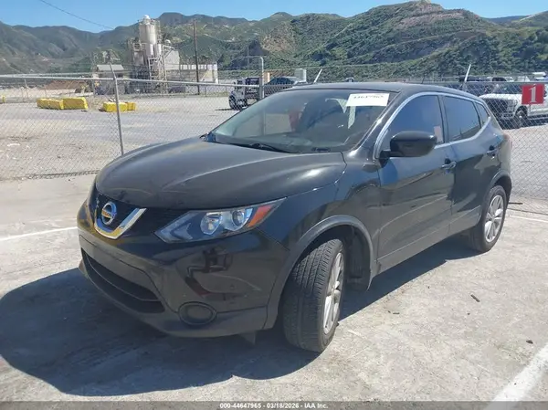 JN1BJ1CP8HW009688 2017 NISSAN ROGUE - Image 2