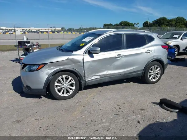 JN1BJ1CP8HW011084 2017 NISSAN ROGUE - Image 2