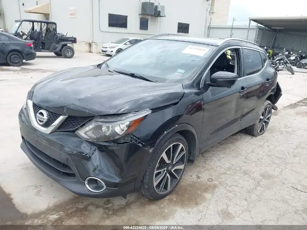 JN1BJ1CP8HW028998 2017 NISSAN ROGUE - Image 2