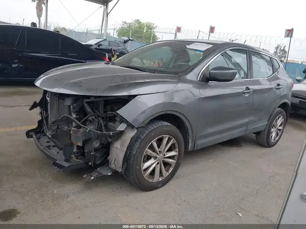 JN1BJ1CP9JW157970 2018 NISSAN ROGUE - Image 2