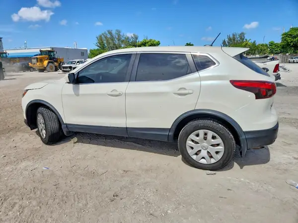 JN1BJ1CPXHW008588 2017 NISSAN ROGUE - Image 2