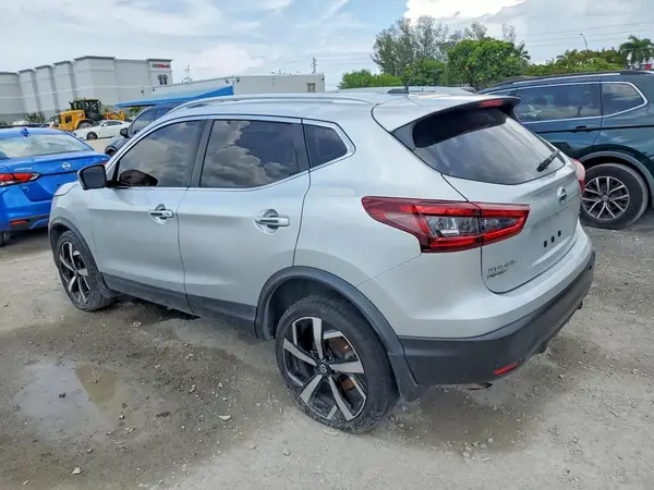 JN1BJ1CPXHW013502 2017 NISSAN ROGUE - Image 2