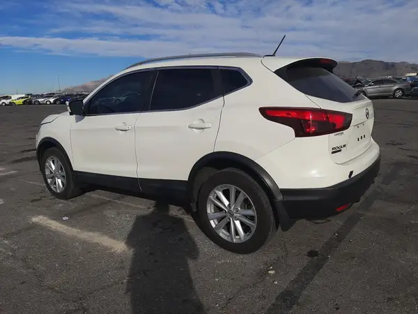 JN1BJ1CPXJW105425 2018 NISSAN ROGUE - Image 2