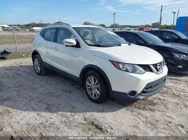JN1BJ1CPXJW109555 2018 NISSAN ROGUE - Image 1