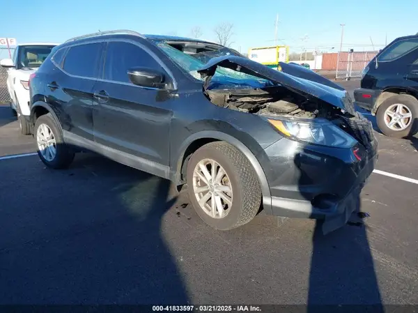 JN1BJ1CPXJW186734 2018 NISSAN ROGUE - Image 1