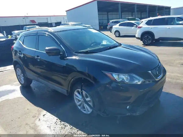 JN1BJ1CPXJW196776 2018 NISSAN ROGUE - Image 1