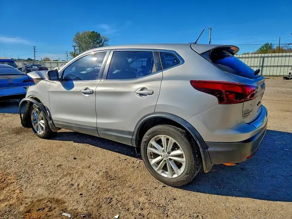 JN1BJ1CR0HW114100 2017 NISSAN ROGUE - Image 2