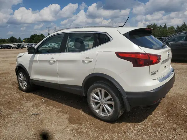 JN1BJ1CR0HW120611 2017 NISSAN ROGUE - Image 2