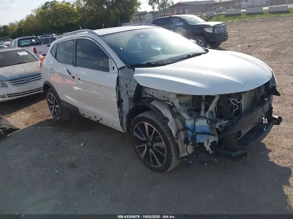 JN1BJ1CR0HW143841 2017 NISSAN ROGUE - Image 1