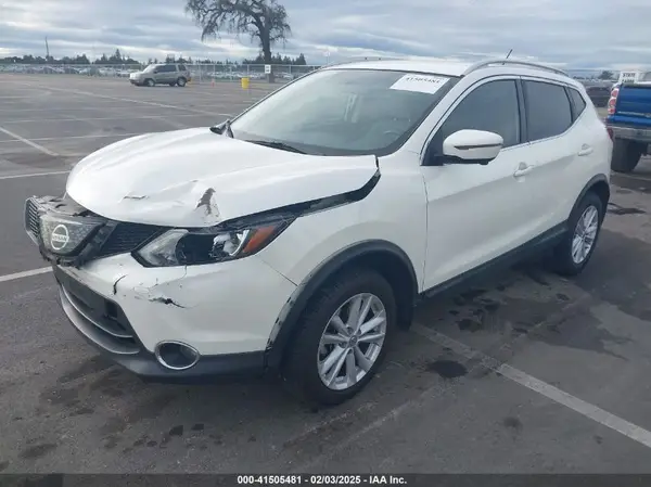 JN1BJ1CR0JW284124 2018 NISSAN ROGUE - Image 2