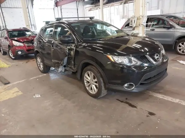 JN1BJ1CR1HW101582 2017 NISSAN ROGUE - Image 1
