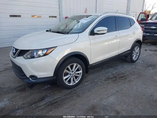 JN1BJ1CR2HW113370 2017 NISSAN ROGUE - Image 2