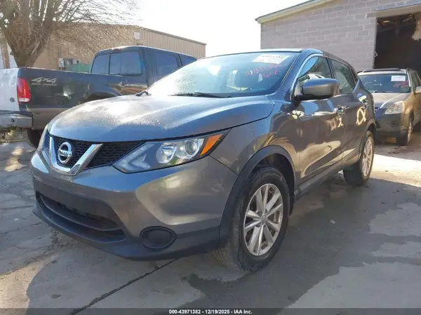 JN1BJ1CR2HW126572 2017 NISSAN ROGUE - Image 2
