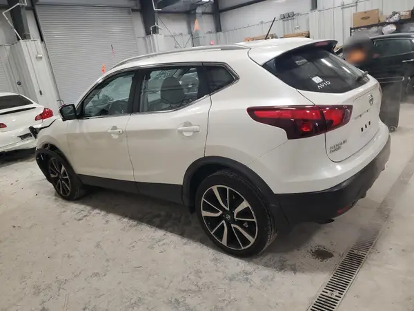 JN1BJ1CR3HW118299 2017 NISSAN ROGUE - Image 2