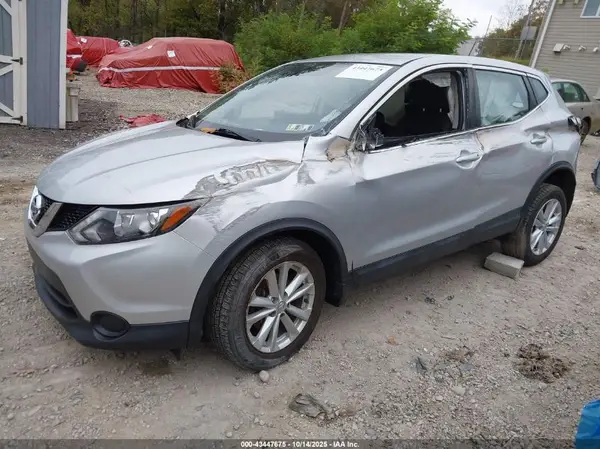 JN1BJ1CR3HW137743 2017 NISSAN ROGUE - Image 2