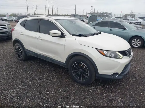 JN1BJ1CR3HW142201 2017 NISSAN ROGUE - Image 1