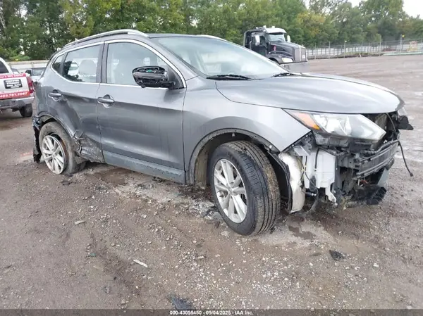 JN1BJ1CR4HW100457 2017 NISSAN ROGUE - Image 1