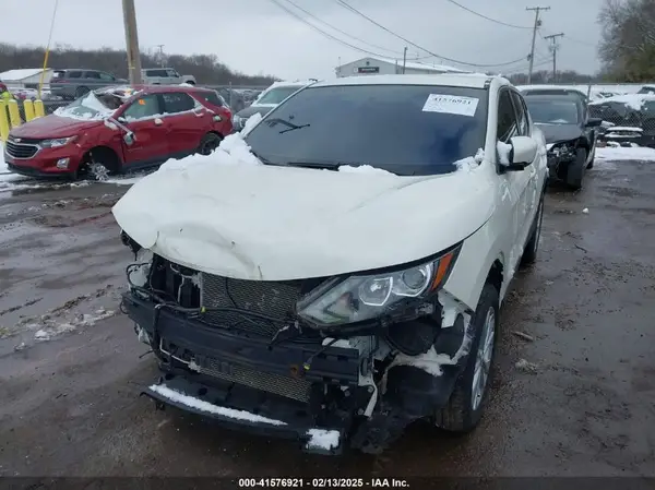 JN1BJ1CR4HW102872 2017 NISSAN ROGUE - Image 2