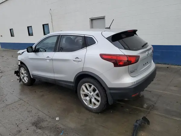JN1BJ1CR4HW103181 2017 NISSAN ROGUE - Image 2