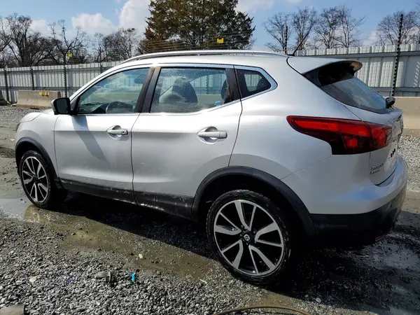 JN1BJ1CR4HW103231 2017 NISSAN ROGUE - Image 2