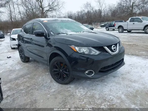 JN1BJ1CR4HW103777 2017 NISSAN ROGUE - Image 1