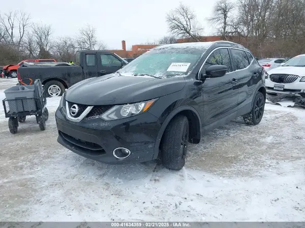 JN1BJ1CR4HW103777 2017 NISSAN ROGUE - Image 2