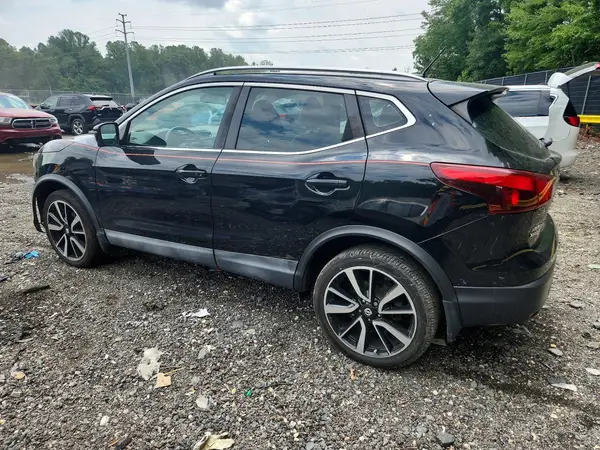 JN1BJ1CR4HW105142 2017 NISSAN ROGUE - Image 2