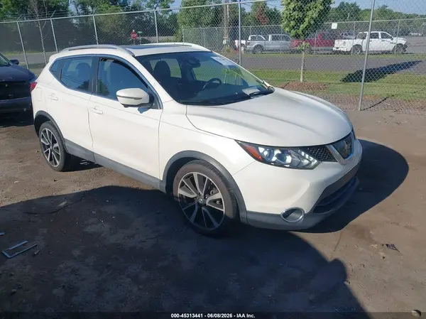 JN1BJ1CR4HW105593 2017 NISSAN ROGUE - Image 1