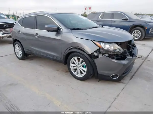 JN1BJ1CR4HW106565 2017 NISSAN ROGUE - Image 1