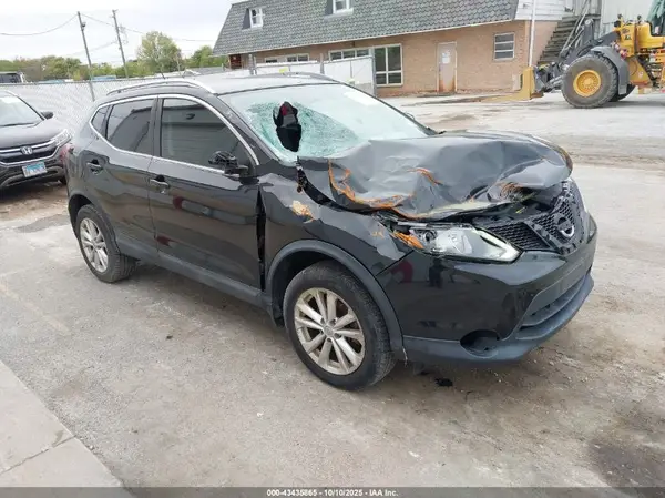 JN1BJ1CR4HW108607 2017 NISSAN ROGUE - Image 1