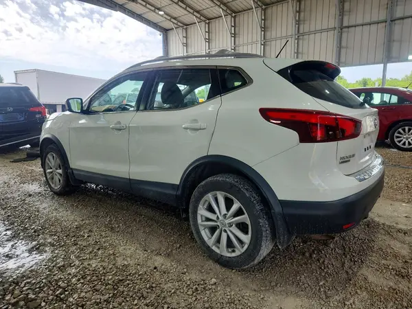 JN1BJ1CR4HW111958 2017 NISSAN ROGUE - Image 2
