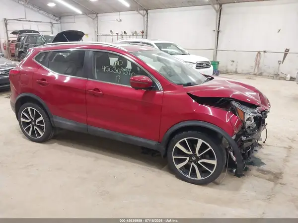 JN1BJ1CR4HW112768 2017 NISSAN ROGUE - Image 1