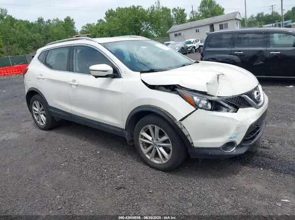 JN1BJ1CR4HW114147 2017 NISSAN ROGUE - Image 1