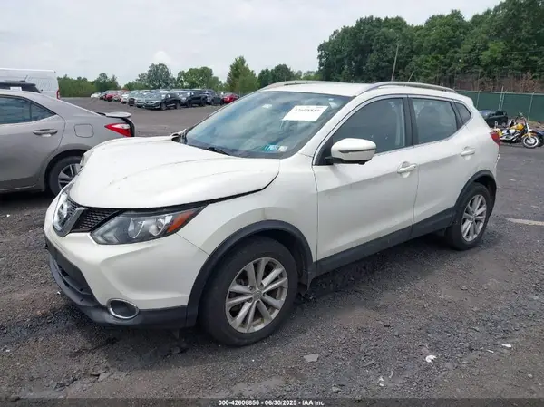 JN1BJ1CR4HW114147 2017 NISSAN ROGUE - Image 2