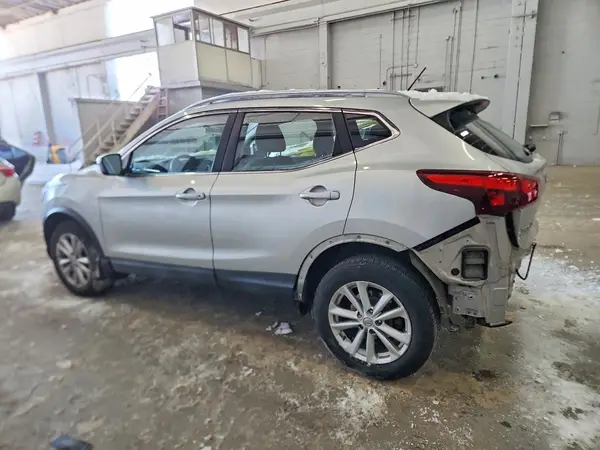 JN1BJ1CR4HW116156 2017 NISSAN ROGUE - Image 2