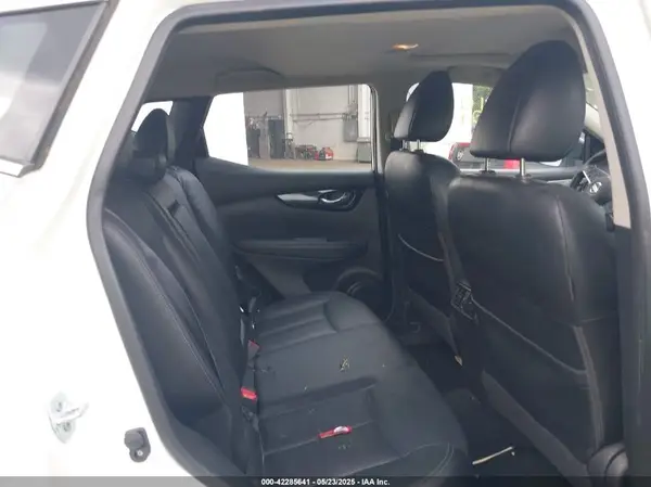 JN1BJ1CR4HW120532 2017 NISSAN ROGUE - Image 8