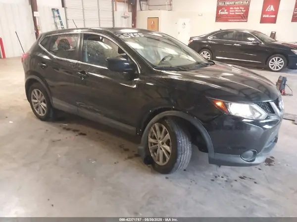 JN1BJ1CR4HW121356 2017 NISSAN ROGUE - Image 1