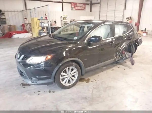 JN1BJ1CR4HW121356 2017 NISSAN ROGUE - Image 2