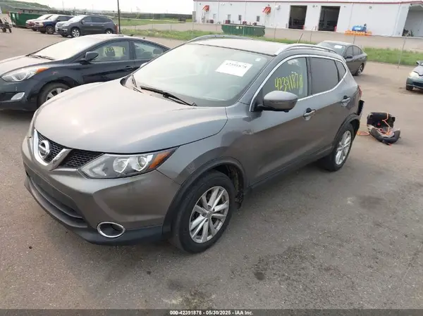 JN1BJ1CR4HW134236 2017 NISSAN ROGUE - Image 2