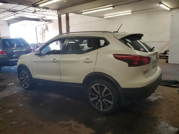 JN1BJ1CR4HW140974 2017 NISSAN ROGUE - Image 2