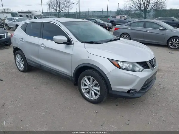 JN1BJ1CR4JW267486 2018 NISSAN ROGUE - Image 1