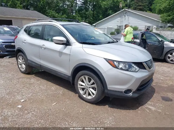 JN1BJ1CR4JW600933 2018 NISSAN ROGUE - Image 1