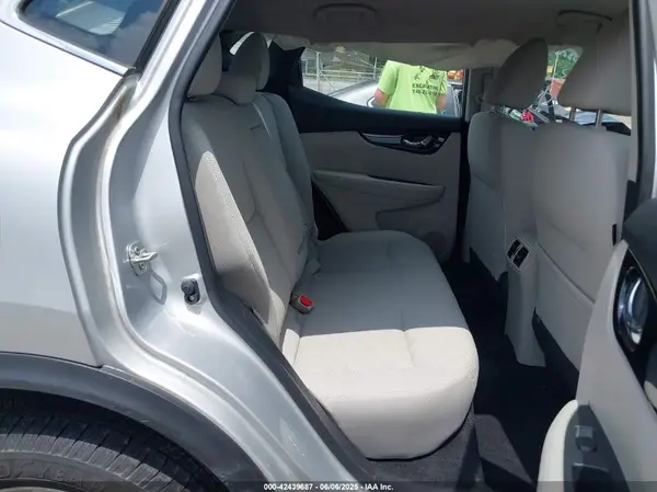 JN1BJ1CR4JW600933 2018 NISSAN ROGUE - Image 8