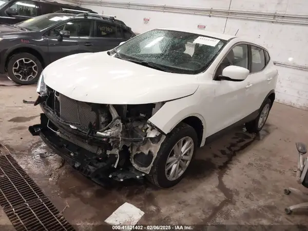 JN1BJ1CR5HW114299 2017 NISSAN ROGUE - Image 2